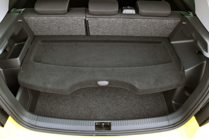 Alakformálás után: Škoda Fabia 11 | Vezess Két helyen is megáll a kalaptartó