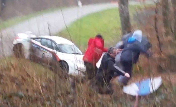 Nézők közé repült egy Peugeot raliautó