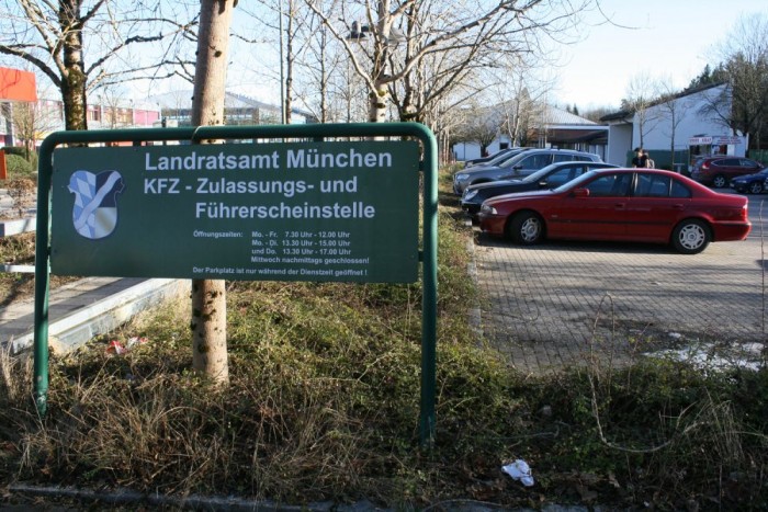 Fél órát sem töltöttünk az okmányirodában a rendszámügyintézéssel