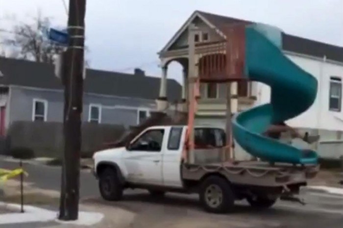 Ehhez a platós csúszdához már csak medence kell