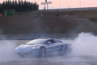 A rendőr is csak ember, főleg ha egy Lamborghiniben ül
