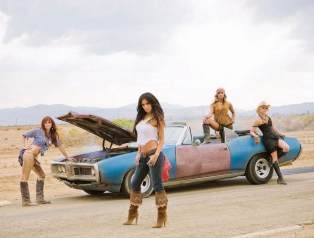 Izomautók lengén öltözött hölgyekkel körítve 14 | Vezess Izomautók lengén öltözött hölgyekkel körítve 14