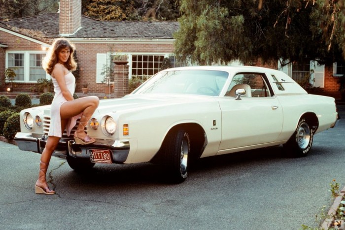 Izomautók lengén öltözött hölgyekkel körítve 8 | Vezess Izomautók lengén öltözött hölgyekkel körítve 8