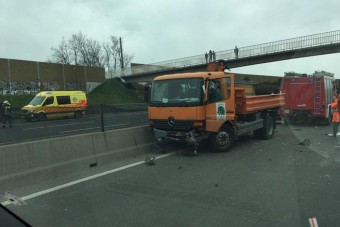 Baleset az M0-án, hatalmas a dugó