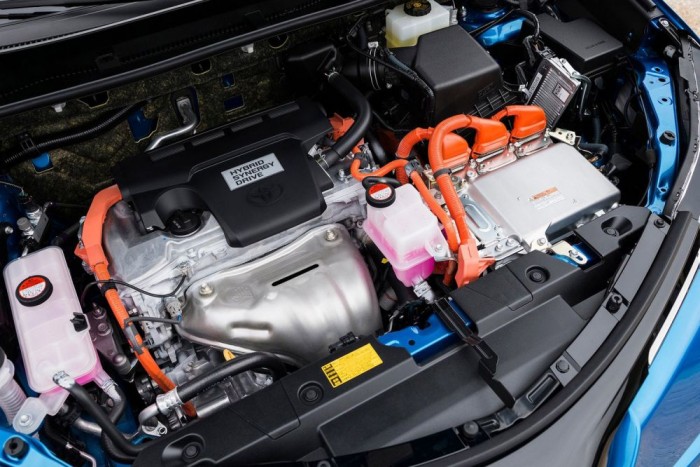 2,5 literes a belső égésű motor.. Valószínűleg Atkinson-ciklussal csökkenti a fogyasztást