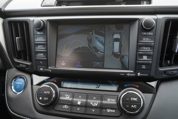 Felülnézeti képpel segíti a 360 fokos kamerarendszer a parkolást