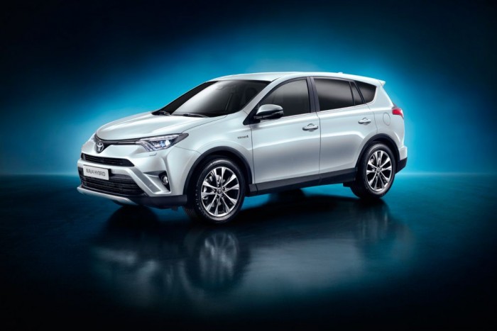 Markánsabb lesz az összes RAV4 orra, újdonság a LED-es fényszóró. Egyelőre nem adott ki a hibrid fogyasztására és teljesítményére vonatkozó adatokat a gyár