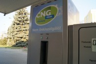 Csak a kutas tankolhat, úri dolog a CNG-autózás