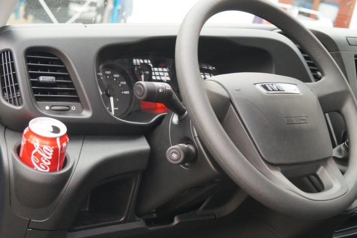 Nagyon jó a kormány, alul egy kézzel pont kényelmesen lehet kapaszkodni a küllők között