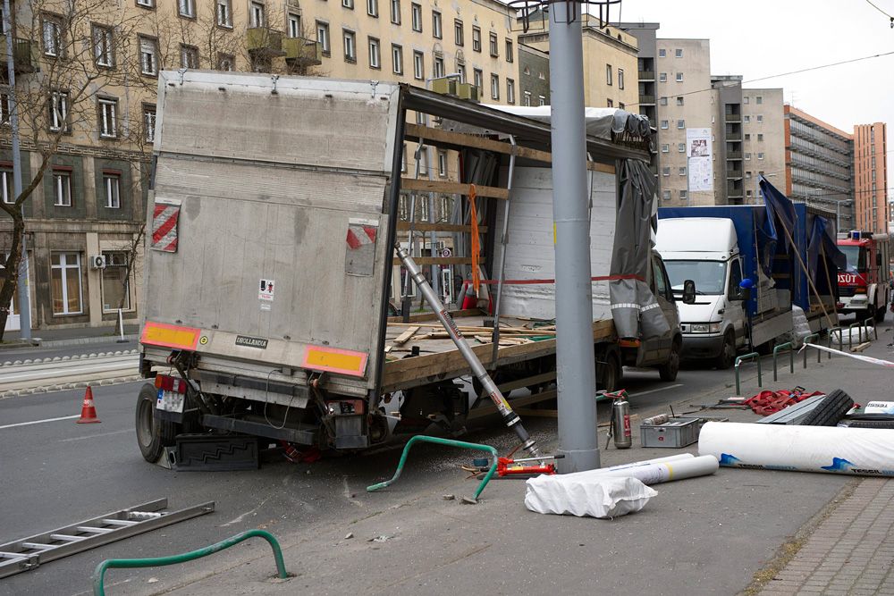 A nap képe – széllökés végzett egy teherautóval Budapesten 1