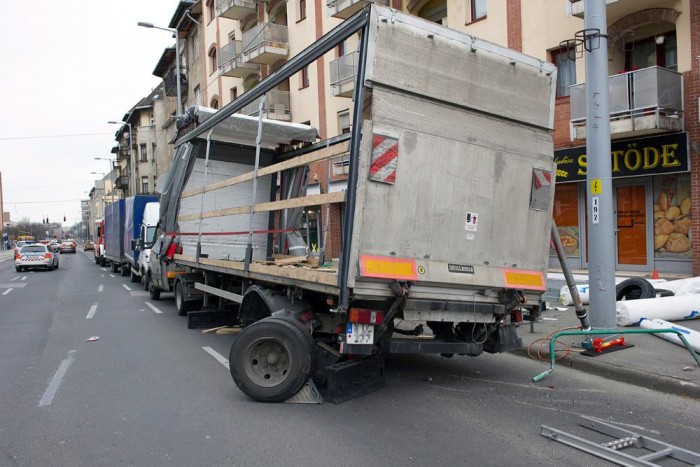 A nap képe – széllökés végzett egy teherautóval Budapesten 2 A nap képe – széllökés végzett egy teherautóval Budapesten 2