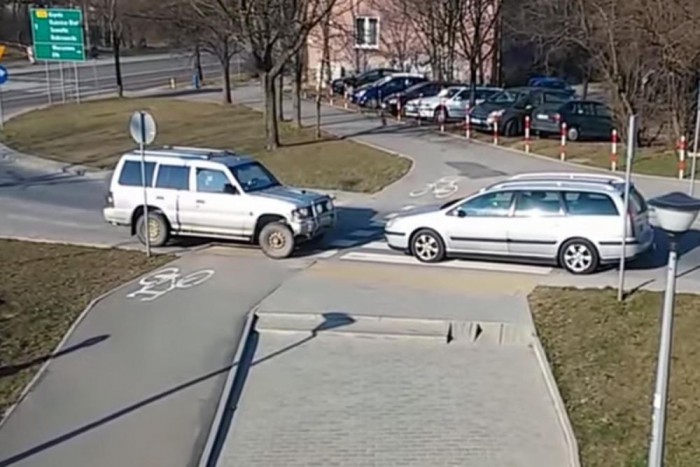 Törvénytisztelő polgár tette helyre a terepjáróst