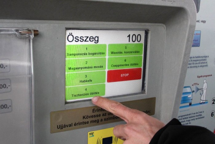 Kefélés nélkül semmit sem ér a locsolás 6 | Vezess Érintőképernyős vezérlés