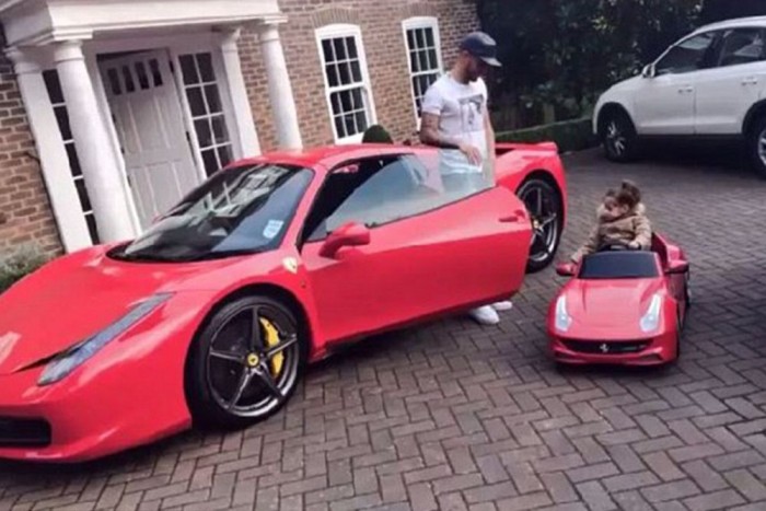 Saját magát és kislányát is Ferrarival lepte meg a focista 3