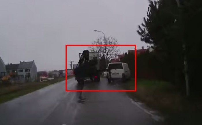 Nézni is fáj, ahogy parkolókat tör a munkagép