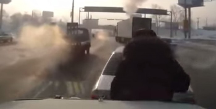 Torokszorító baleset, két autó közé préselődött egy gyalogos