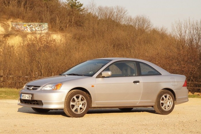 Ilyen egy hétszázezres Honda Civic Coupé 6 Nem kell hozzá szakértő, hogy kiszúrjuk a lemezek kontrasztját a B-oszlopnál: ez a kocsi törve volt, nem is kicsit