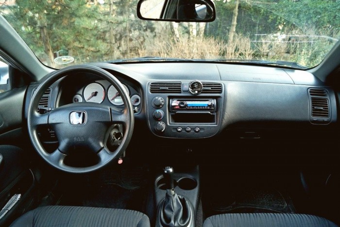 Ilyen egy hétszázezres Honda Civic Coupé 3 Enyhén sportos hangulat, a nagy, négyküllős kormány és a középkonzol alatti űr az amerikás terpeszkedős életérzést keveri rá a fílingre