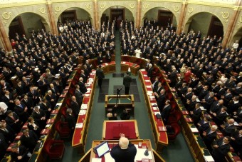 Autó nélkül is milliókért tankolnak a képviselők