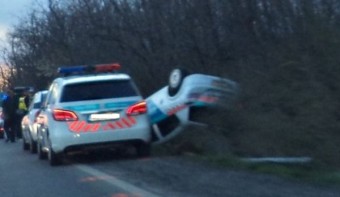 Felborult egy rendőrautó Maglód közelében