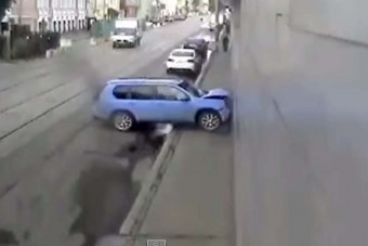 Érthetetlen, miért hajtott falnak a terepjárós