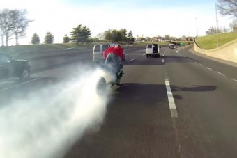 Gumiégető motoros ámokfutó az autók között