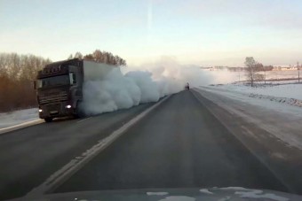 Eltüntette az utat a füstokádó kamion