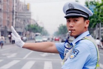 Elhajtott az út szélén haldokló anyja mellett