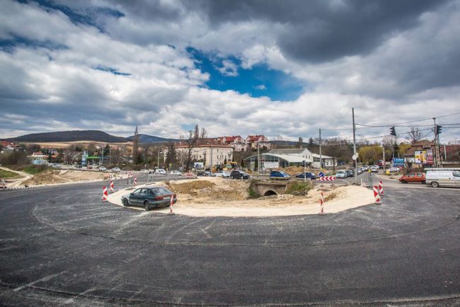 Vége a vonatokkal való szívásnak a 10-es úton