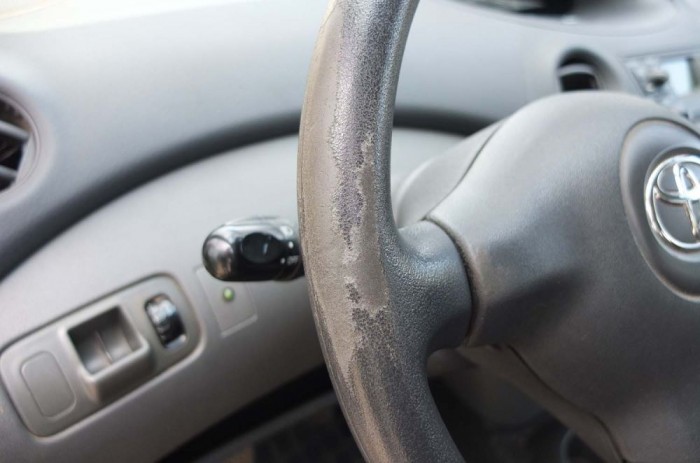 Leginkább a kormányon érhető tetten a futásteljesítmény, ide került puhább borítás, ami le is kopott az idővel.