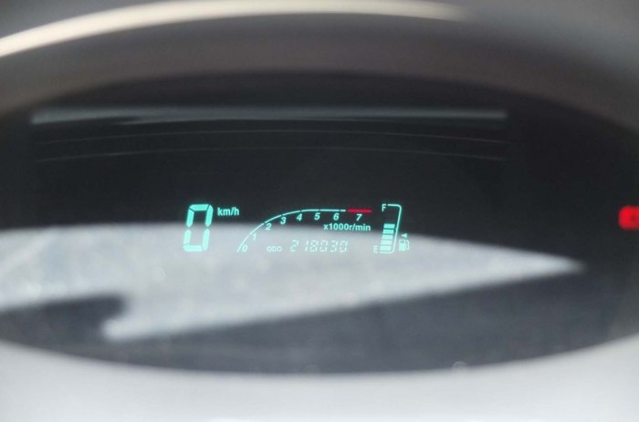 Előnytelen körülmények között is leolvasható a digitális műszerfal