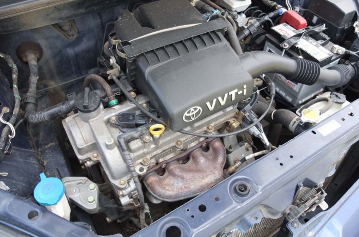 Az egyliteres motor korának csúcstechnológiáját képviseli, 16 szelepes, szívó oldalon változó szelepvezérléses, vezérműlánccal szerelt blokk, 68 majd később 65 lóerővel.