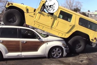 Az ember, aki belocsolta kólával az autóját és felgyújtotta