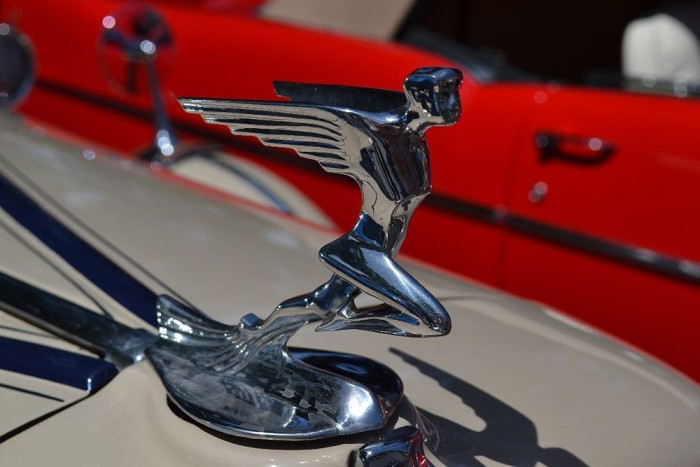 Csajok a motorháztetőn 8 | Vezess Auburn, megint szárnyas csaj, 1931-et írunk