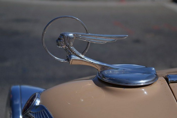 Csajok a motorháztetőn 11 | Vezess Indiánfej egy 1933-as Pontiac elején