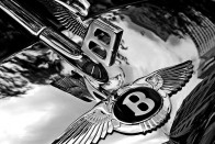 Brutális B a Bentley orrán