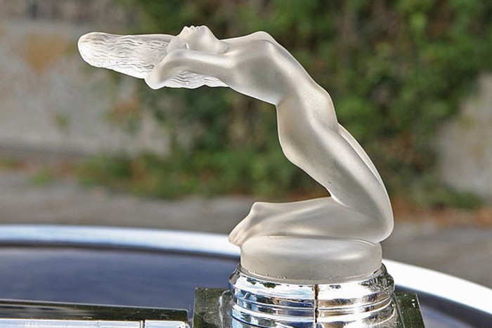 Csajok a motorháztetőn 14 | Vezess Ő egy unortodox Rolls Royce Silver Wraith üvegnője, 1956-ból. René Lalique üvegész műve