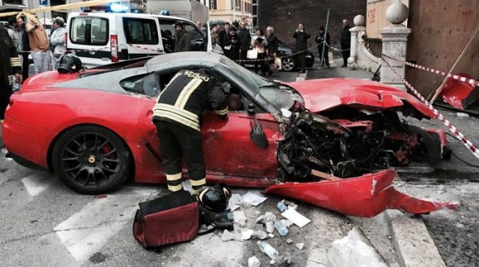 Parkolófiú vágta gajra a Ferrarit 6