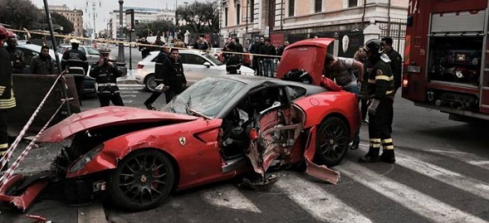 Parkolófiú vágta gajra a Ferrarit 7