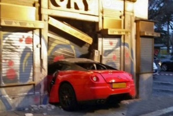 Parkolófiú vágta gajra a Ferrarit
