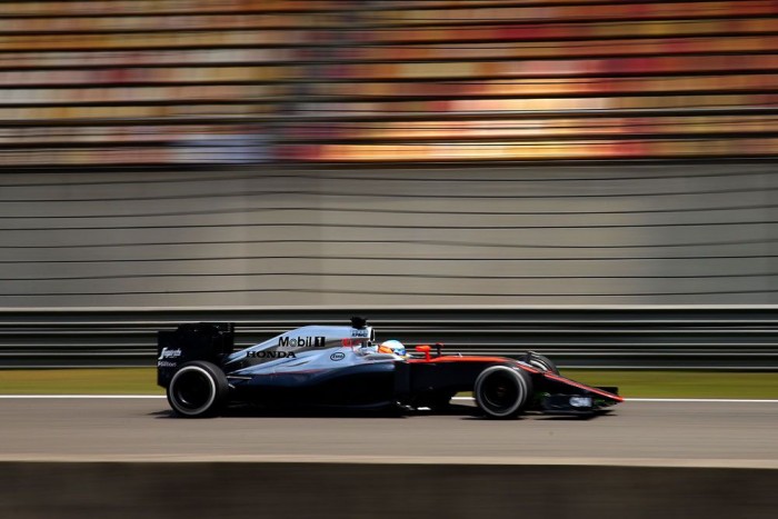 F1: Hamilton tarolt, Alonso lerobbant 7