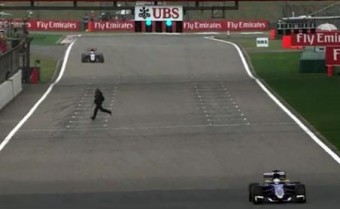 F1: Néző rohant a pályára