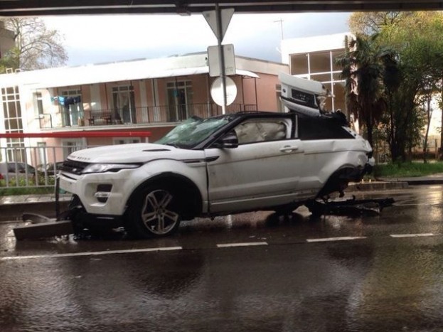 20 méteres halálugrást élt túl egy autós 4