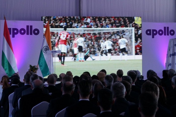 Orbán Viktor és a Kanwar család kókuszdiót tört az alapkőletételen 3 Az Apollo a Manchester United szponzora, a cég jó érzékkel tapintott rá a mai magyar kormányzat egyik kedves témájára a gumigyár alapkőletételén
