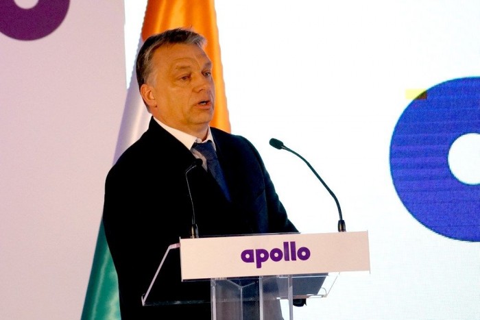Orbán Viktor és a Kanwar család kókuszdiót tört az alapkőletételen 4 A miniszterelnök gördülékeny, ugyanakkor igen szerteágazó beszédben örvendett a munkahely-teremtő beruházásnak, az Apollo oktatási tevékenységének, az indiai kulturális értékeknek és a kölcsönös tiszteletnek