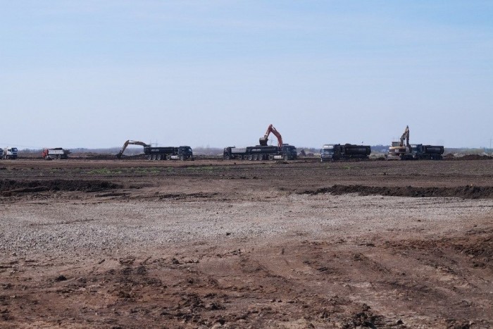 Orbán Viktor és a Kanwar család kókuszdiót tört az alapkőletételen 6 | Vezess Egyelőre ennyi épült meg a gyárból, a tervek szerint 2017-ben indul meg a termelés