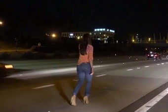Ezt az autópályára pisilő részeg nőt te is felpofoznád