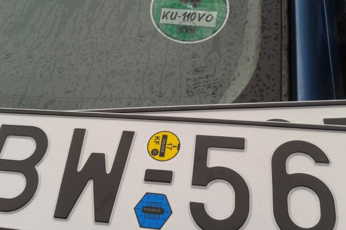Drágább lett a használtautó-behozatal 9 | Vezess Zöld az osztrák matrica, csak kék lett a magyar címke, mert Euro 2-esnek sorolták be az ennél sokkal szigorúbb emissziós normának megfelelő autót