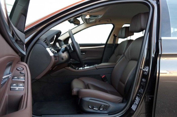 Jól áll a barna színösszeállítás, nem komor viszont a farmer sem hagy örök nyomot az üléskárpiton. 