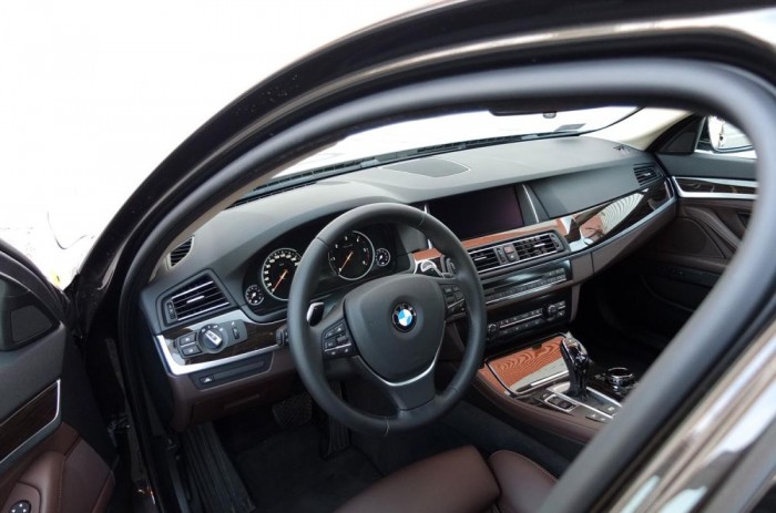 Mára klasszikusnak nevezhető BMW műszerfal, 2010 óta nagyjából minden típus hasonló elemekből építkezik. 